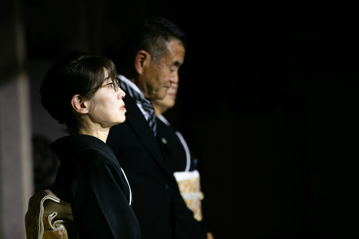 花嫁の手紙を聞く親