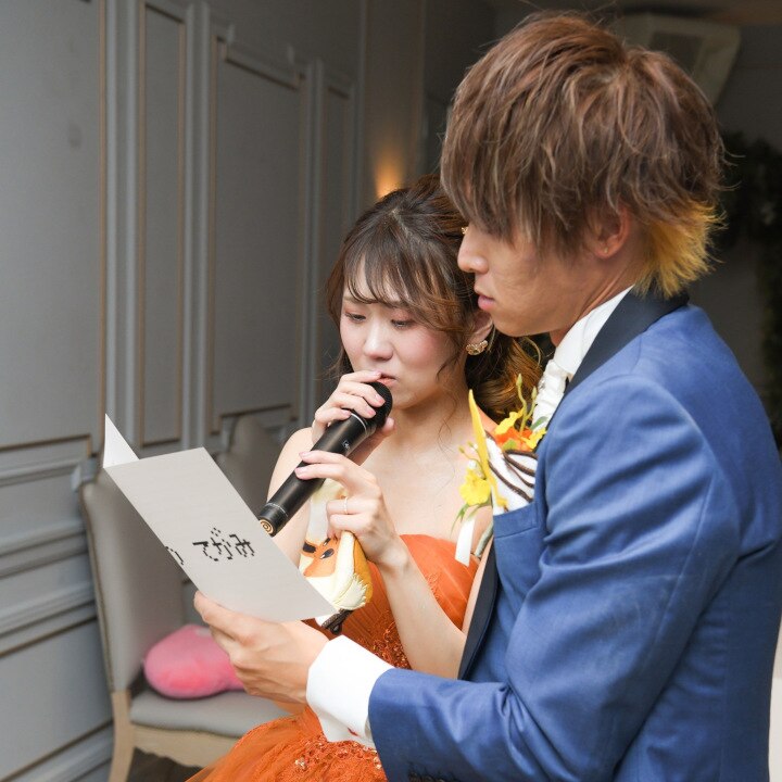 花嫁の手紙を読む新婦