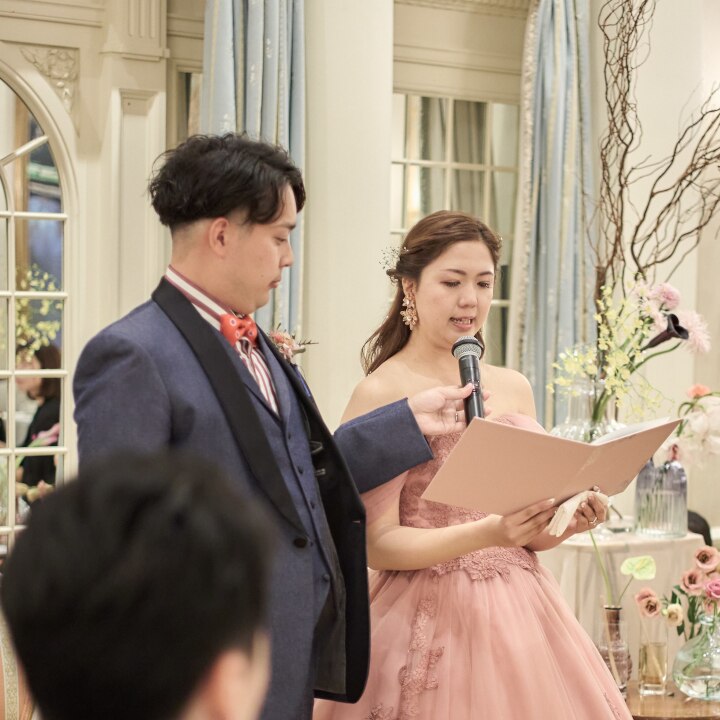 花嫁の手紙を読む新婦
