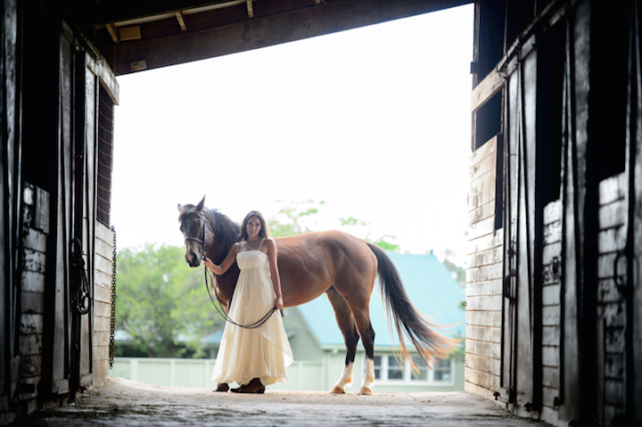 馬と一緒に撮影ができることも。白ドレスにウエスタンブーツをコーディネートするのも素敵