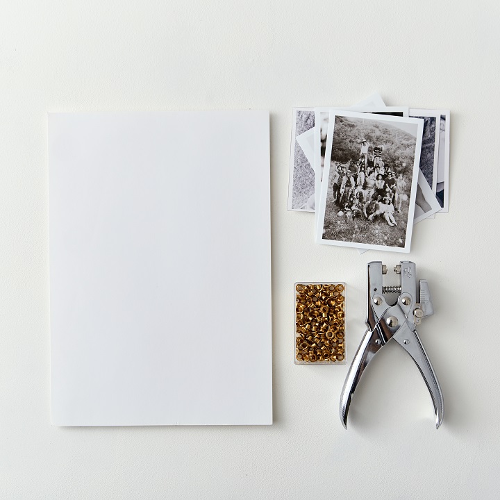 A4サイズの紙、モノクロ写真、ハトメパンチ、ハトメびょう