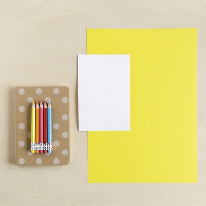 ハガキサイズの紙、色画用紙、色鉛筆セット、文庫本サイズのノート