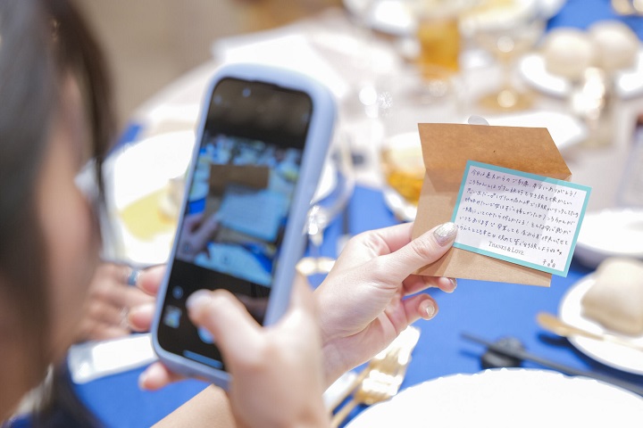 スマホで撮影するゲストも