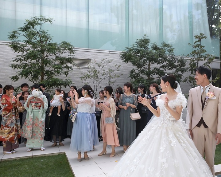 新婦の妹が受け取った