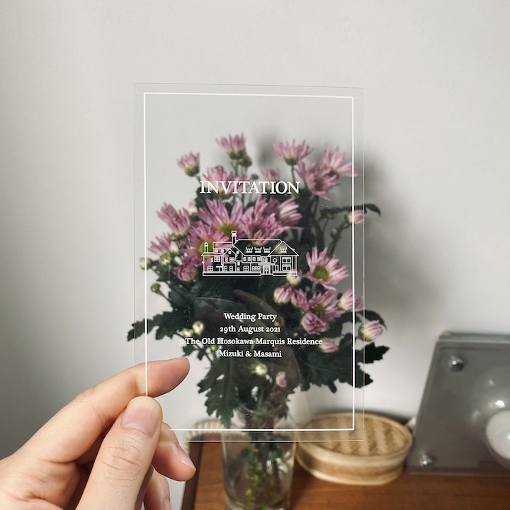 プラスチックカードの奥に花を配置して透け感がよく分かる写真