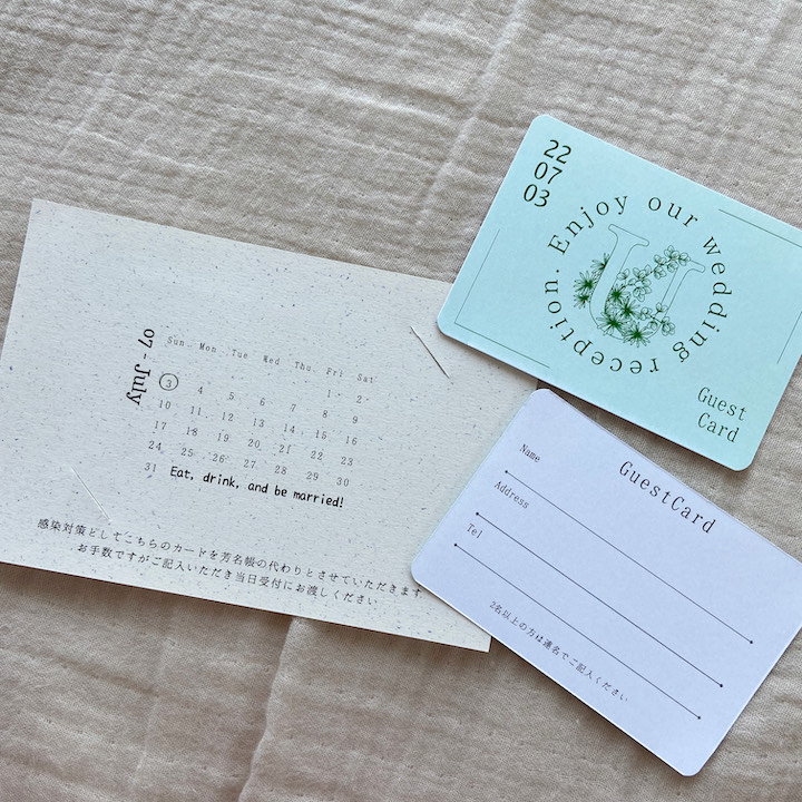 芳名帳代わりのカードを外すと、台紙に結婚式を挙げる7月のカレンダーの写真