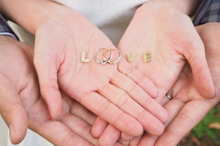 結婚指輪の写真の撮り方実例　“LOVEメッセージ” にリングを投入