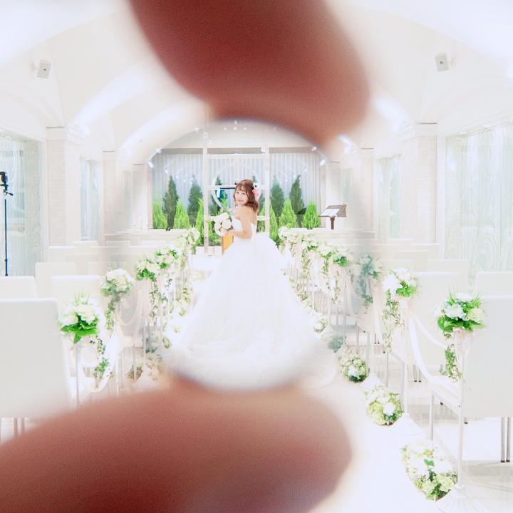 結婚指輪の写真の撮り方実例　新郎の結婚指輪の中に花嫁をキャッチ！