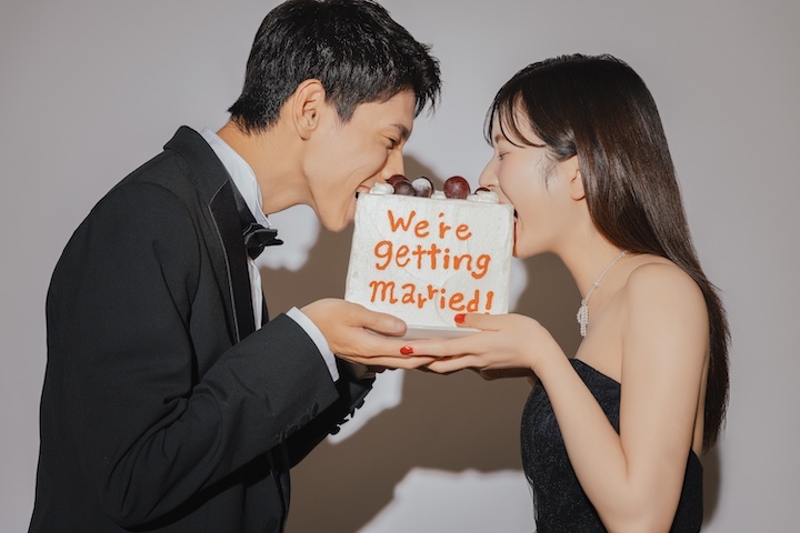 ケーキを頬張るカップル