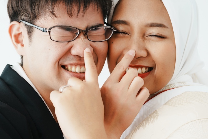 カップルが顔を寄せ合う写真