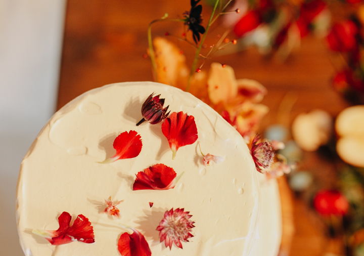 Cake11.こっくりカラーの生花を散りばめて秋らしく