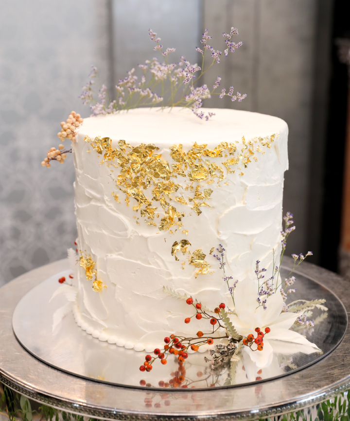 Cake13.小ぶりな花材や実と金箔を散らした大人ケーキ