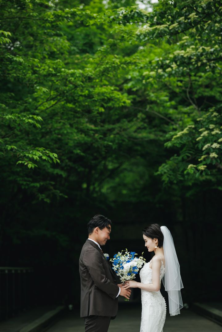 梅雨入り前の軽井沢の美しい緑の樹々と新郎新婦の姿。