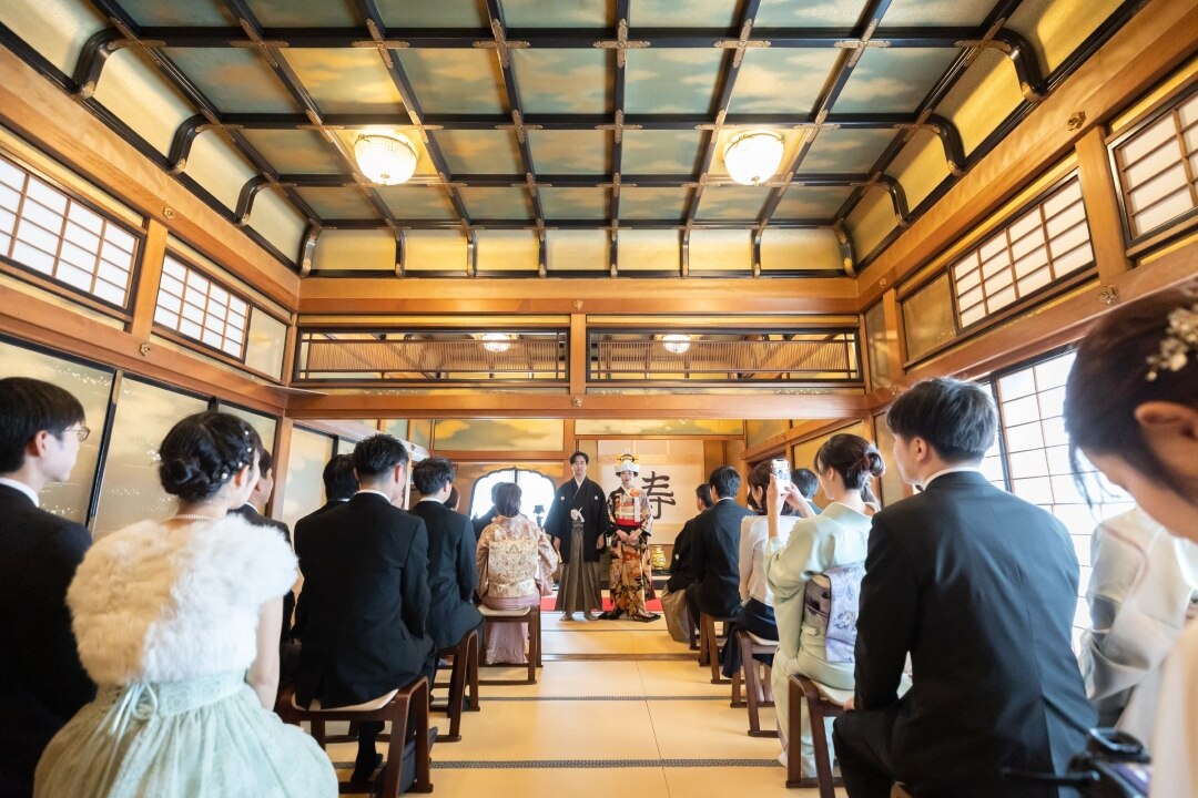 歴史ある建物　和装　黒引き振袖