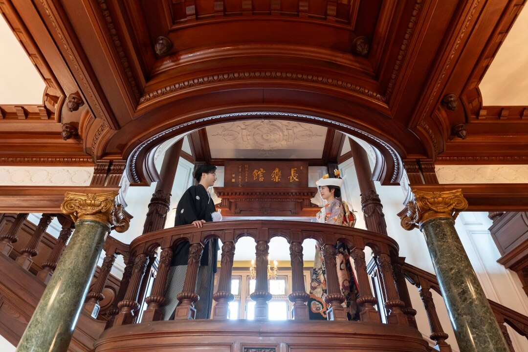 歴史ある建物　和装　黒引き振袖