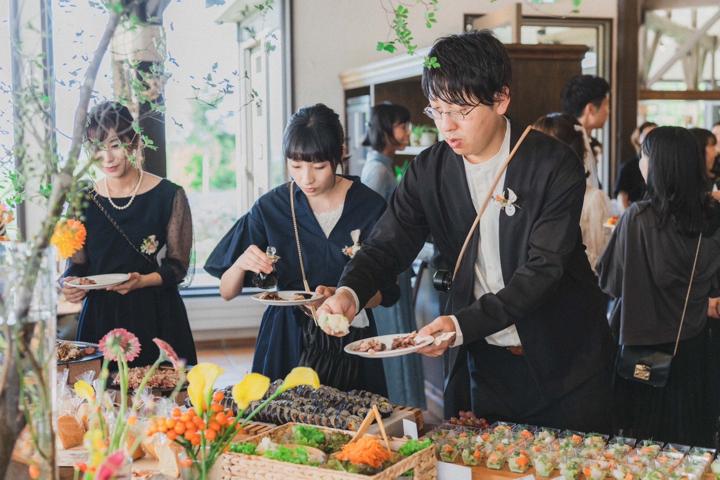 ビュッフェをするゲストたち