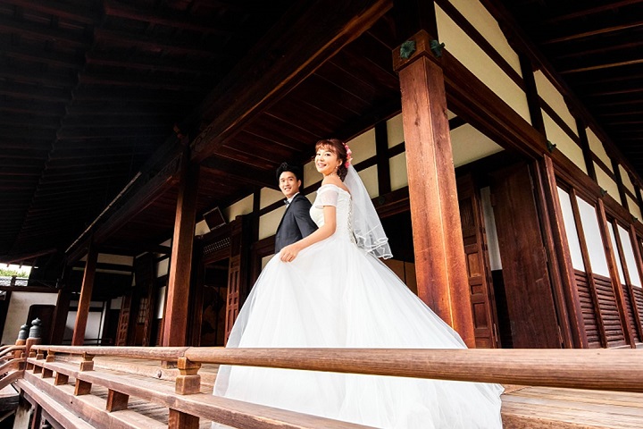 ウエディングドレスを着て京都の寺院の回廊でフォトウエディング