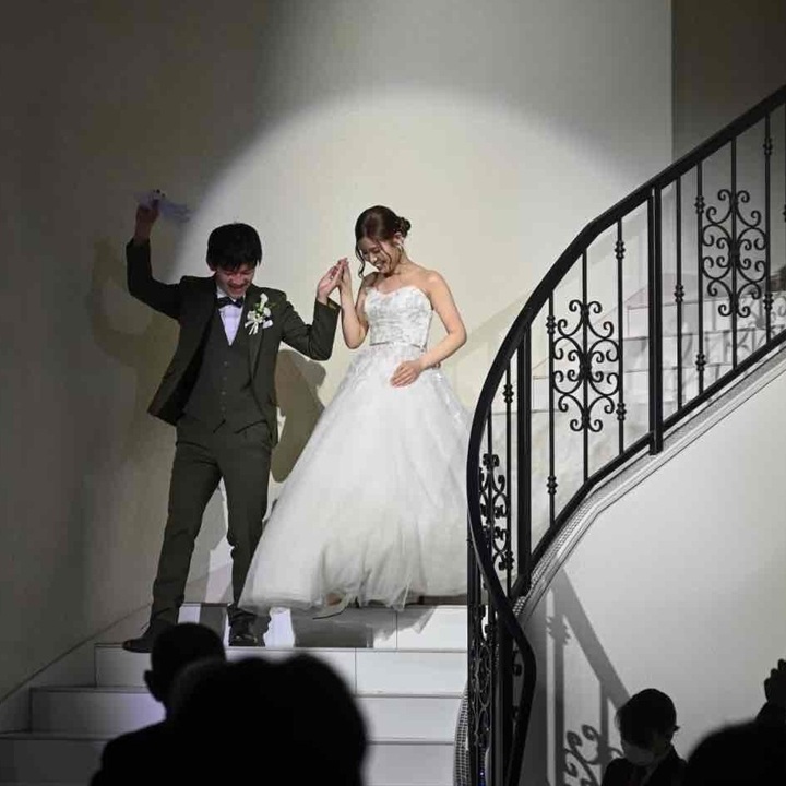 披露宴会場にも階段があって、披露宴冒頭は階段から入場