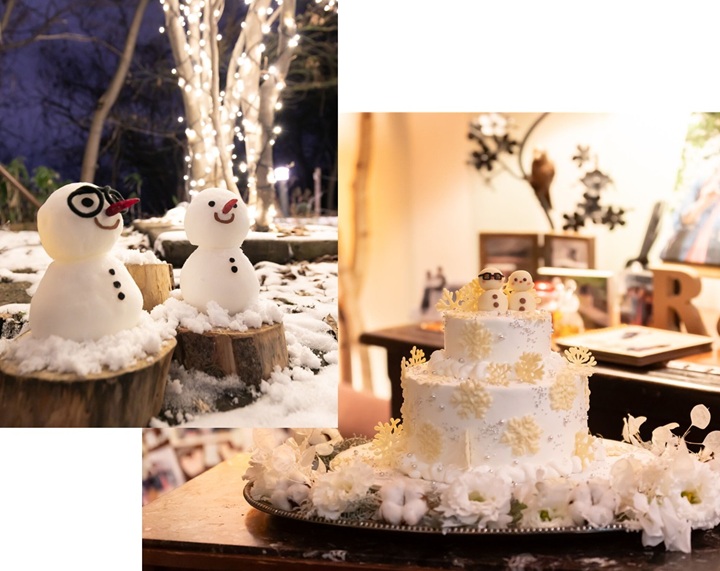 エントランスの雪だるまとおそろいのケーキトップをのせたウエディングケーキ