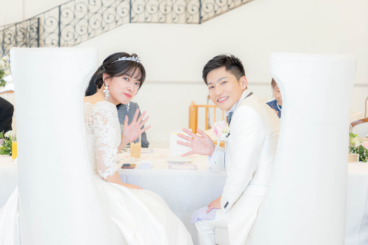 ゲストと同じテーブルで食事を楽しむ新郎新婦