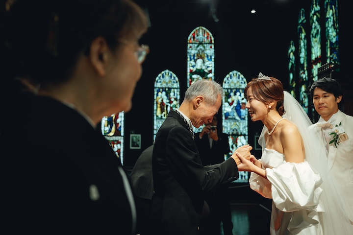 涙する花嫁の父と花嫁の写真