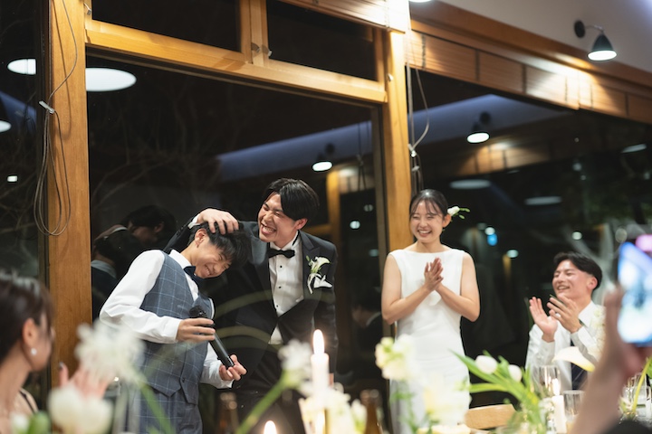 笑顔の新郎新婦とゲスト