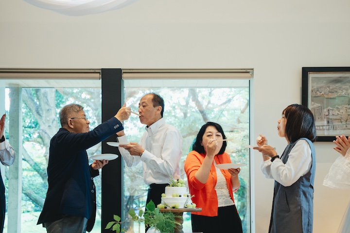 両家父、両家母がケーキの食べさせ合い