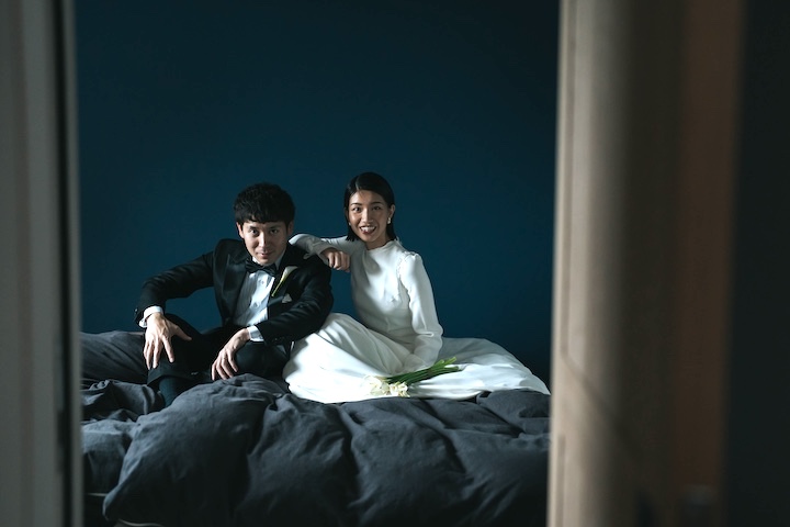 部屋で夫婦の写真