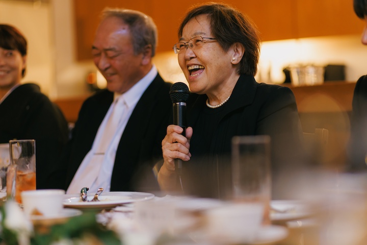 親族が自己紹介している写真