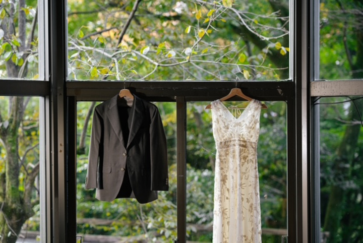 屋外でのウエディングに映える素材や色、デザインの衣裳