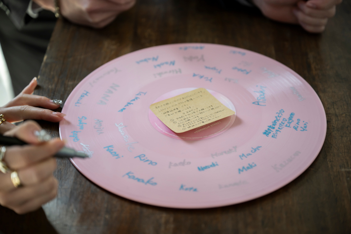 ゲストとふたりのサインが刻まれたレコードのメロディーとともに退場