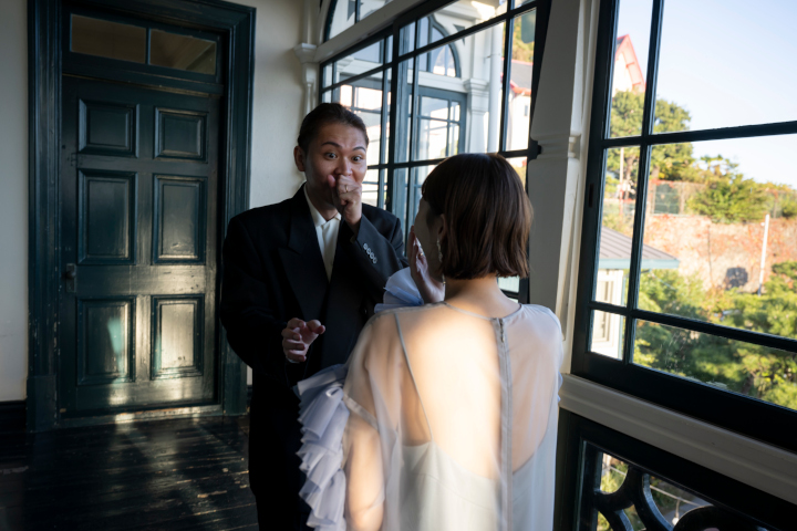 新婦の思わぬ仕掛けに、新郎は驚きと笑顔でいっぱいに