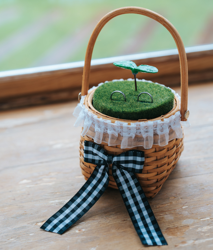 双葉をイメージしてふたりで製作したリングピロー