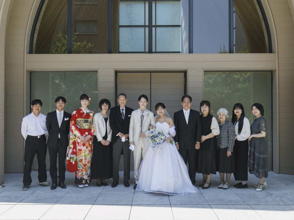 チャペルの前で両家揃って記念撮影も