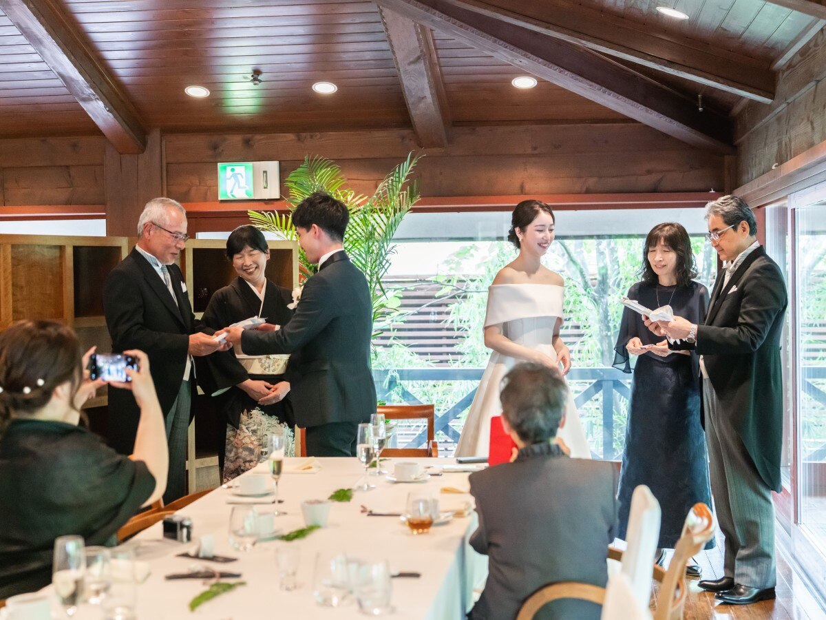 親に手紙を読み、記念のギフトをプレゼント