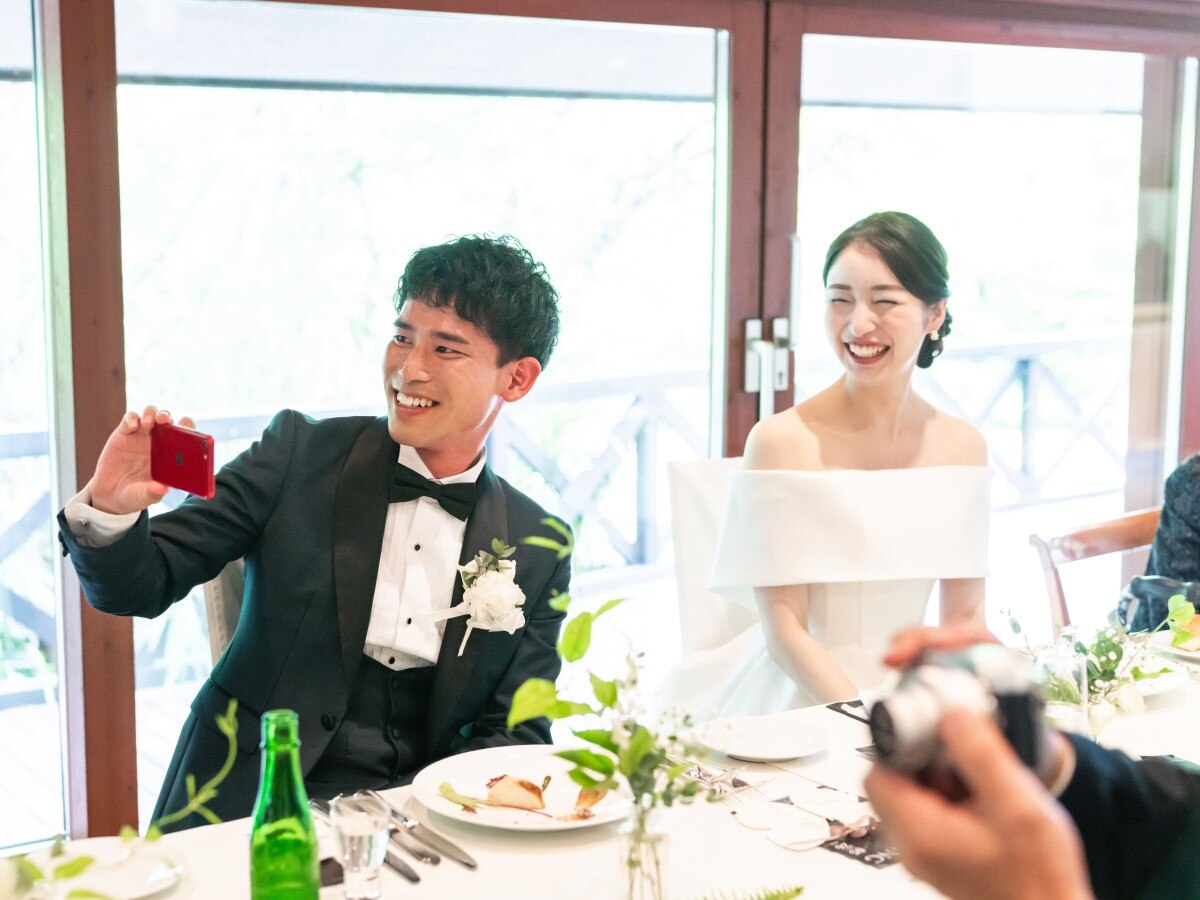 主役とゲスト全員が同じ卓を囲み、笑顔の絶えない食事会に