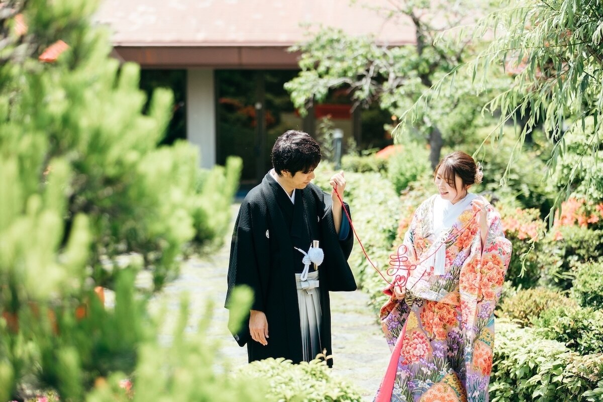 和装の新郎新婦