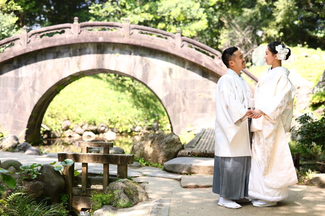 和装姿の新郎新婦