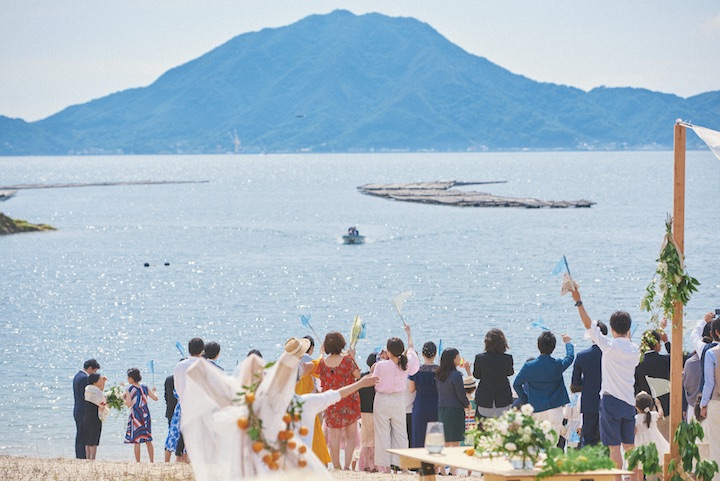 瀬戸内海の小さな島、大三島で挙げた結婚式。新婦が父と小型船で登場し、ゲストがビーチで迎えるシーン